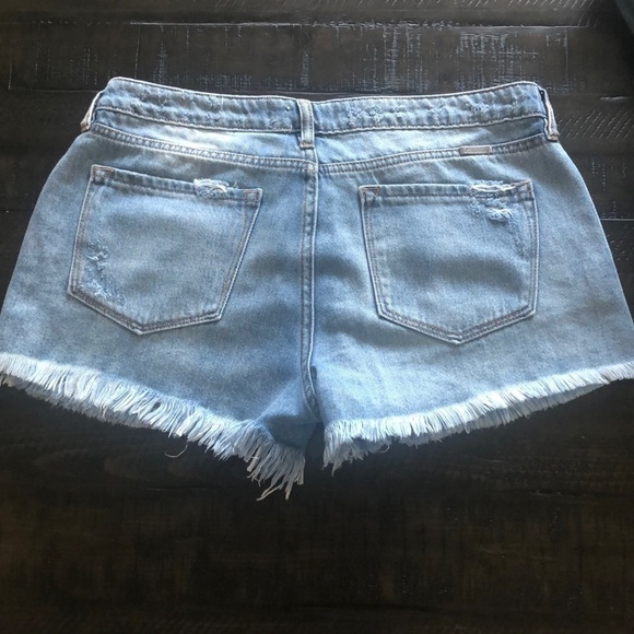 KanCan Mid Rise Distressed Blue Denim Cut Offs 100% Cotton Size 28/9 Jean Shorts - Picture 11 of 16